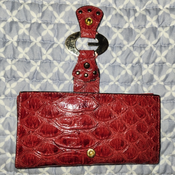 GUESS wallet in wine red shiny patent finish. - Picture 3 of 12